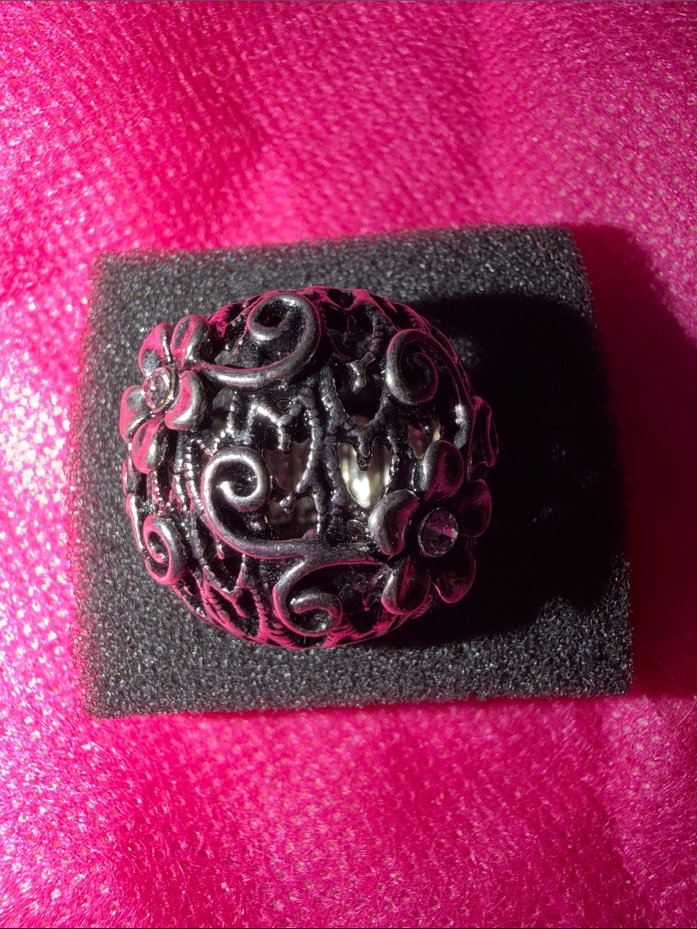 Ornate Floral Filigree Dome Stretch Ring in Silver Tone, Clear Accents. (J296)